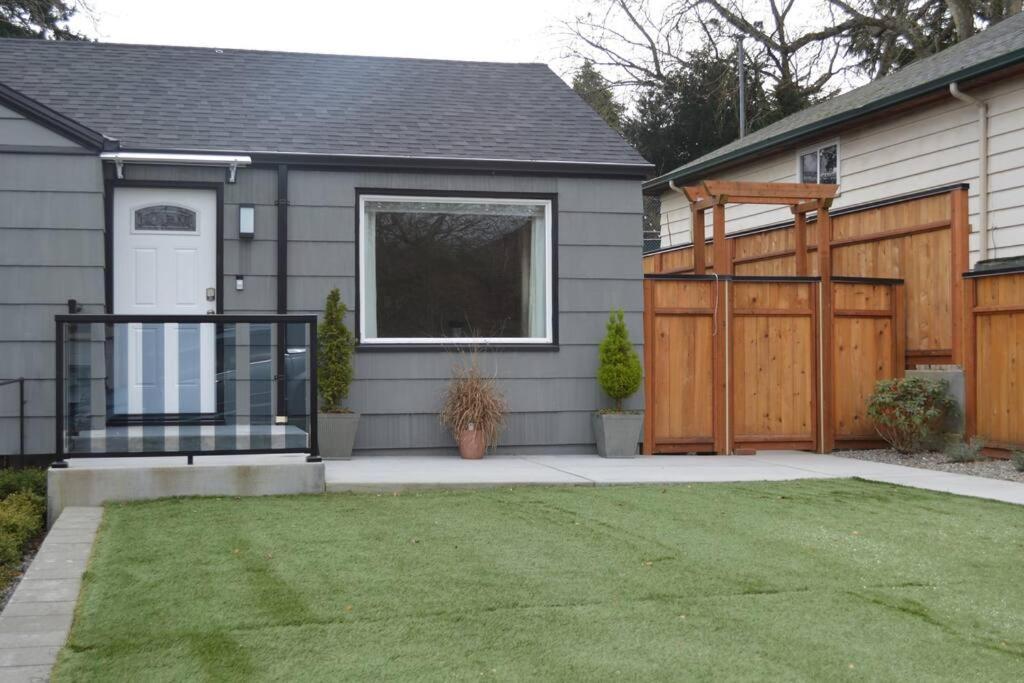 Cozy Crown Hill Carkeek Cottage W/3 Beds, Full Kitchen & Backyard In North سياتل المظهر الخارجي الصورة