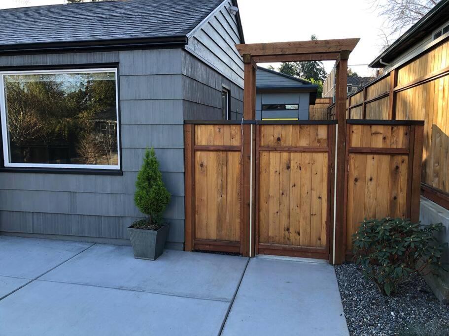 Cozy Crown Hill Carkeek Cottage W/3 Beds, Full Kitchen & Backyard In North سياتل المظهر الخارجي الصورة
