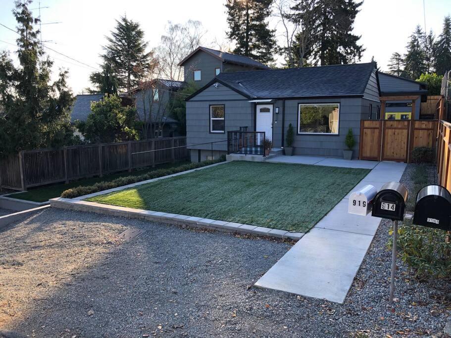 Cozy Crown Hill Carkeek Cottage W/3 Beds, Full Kitchen & Backyard In North سياتل المظهر الخارجي الصورة