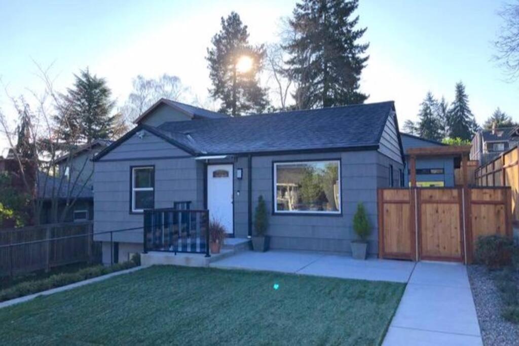 Cozy Crown Hill Carkeek Cottage W/3 Beds, Full Kitchen & Backyard In North سياتل المظهر الخارجي الصورة