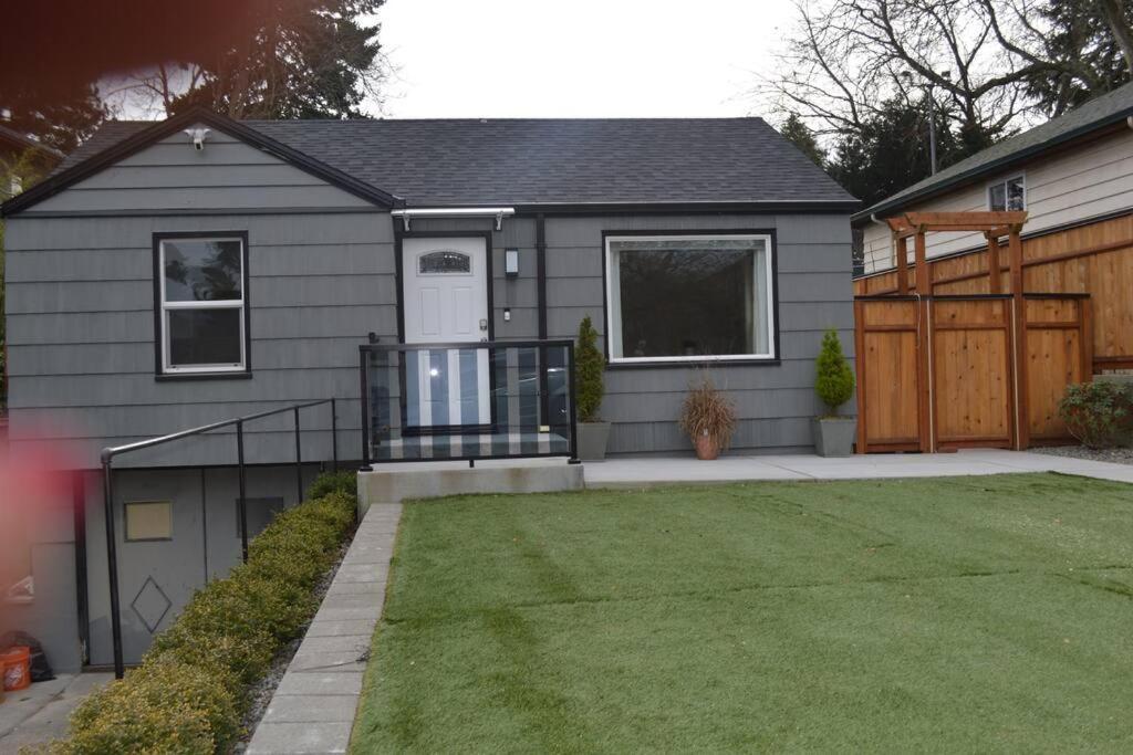 Cozy Crown Hill Carkeek Cottage W/3 Beds, Full Kitchen & Backyard In North سياتل المظهر الخارجي الصورة