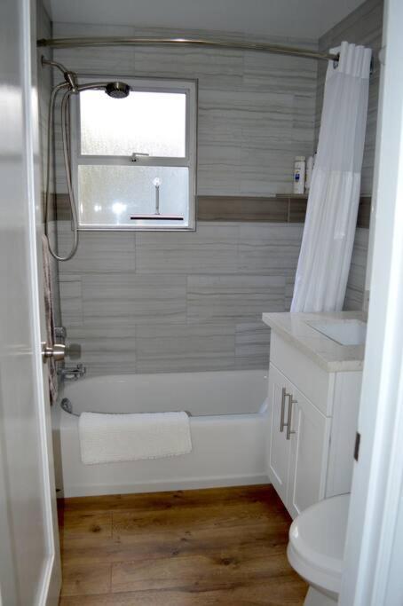 Cozy Crown Hill Carkeek Cottage W/3 Beds, Full Kitchen & Backyard In North سياتل المظهر الخارجي الصورة