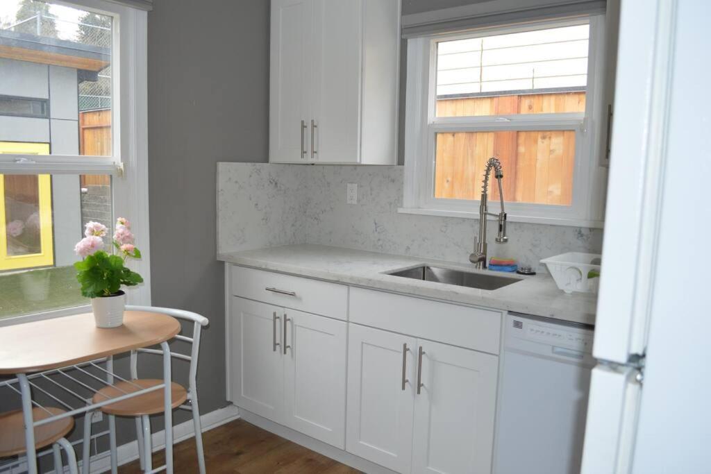 Cozy Crown Hill Carkeek Cottage W/3 Beds, Full Kitchen & Backyard In North سياتل المظهر الخارجي الصورة