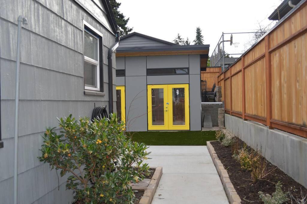 Cozy Crown Hill Carkeek Cottage W/3 Beds, Full Kitchen & Backyard In North سياتل المظهر الخارجي الصورة